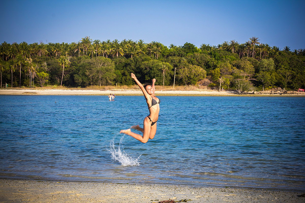 Woman-in-bikini-on-the-beach-jumping-under-water---Samui